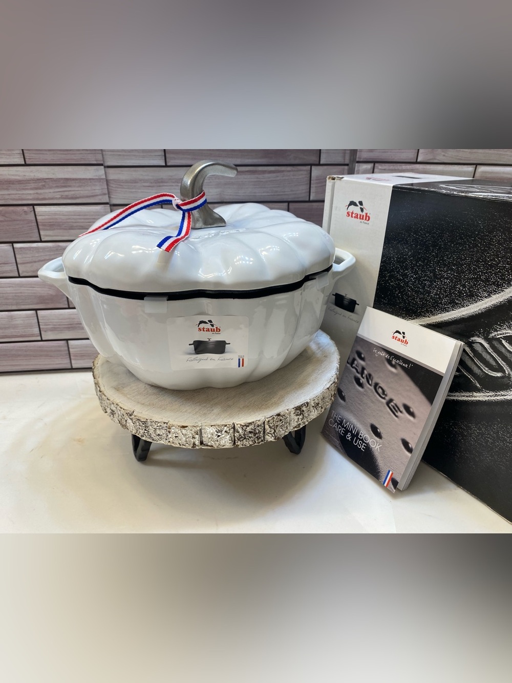 STAUB ❤️CAST IRON
3.5 qt, Pumpkin With Stainless Steel Knob, Pure-white NIB